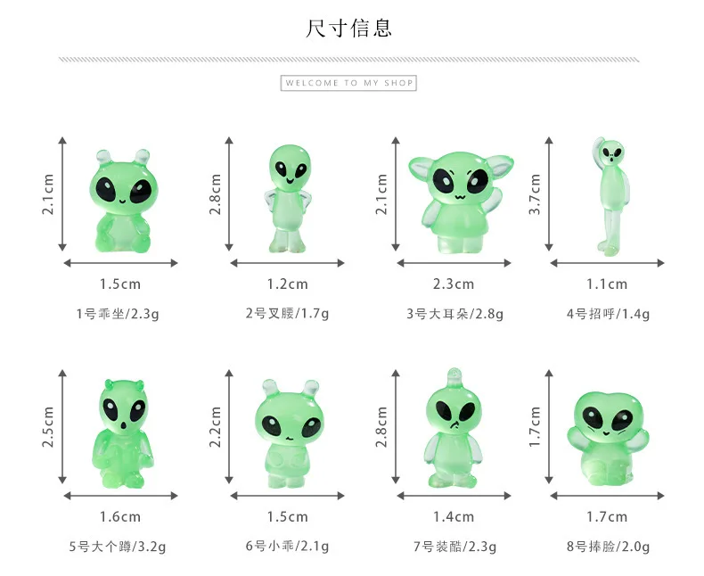 Figuras de gatos alienígenas verdes sobre estantería