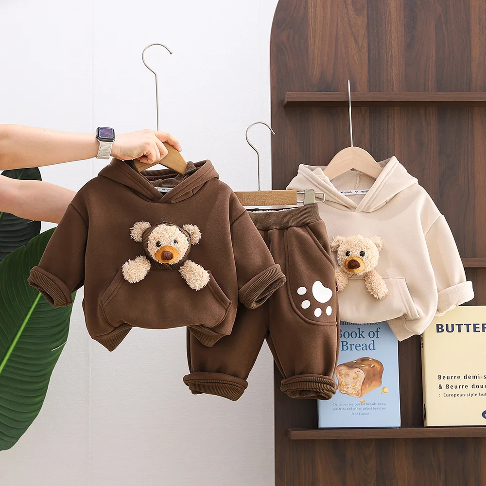 Conjunto de sudadera con capucha y pantalón en color beige para bebé