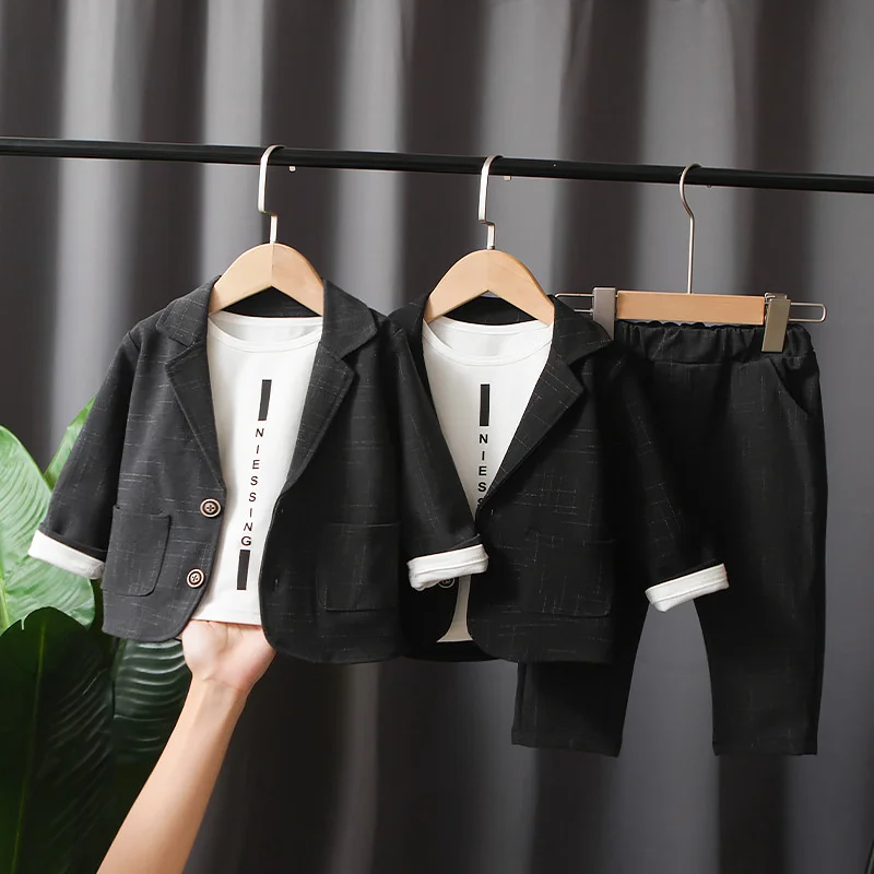 Detalle del abrigo y camiseta del conjunto