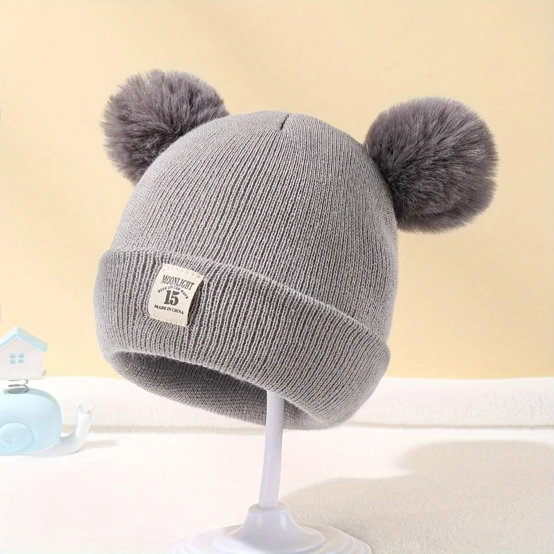 Detalle del tejido y costuras del gorro