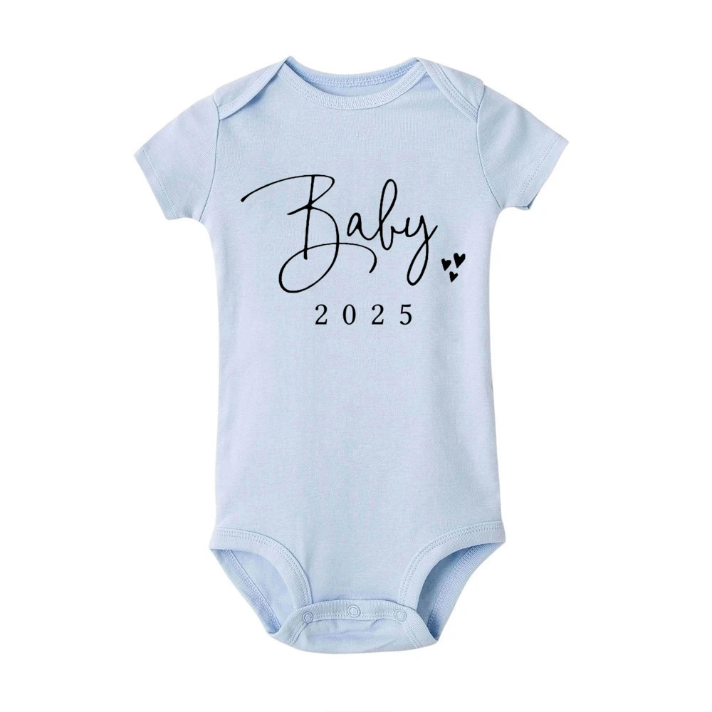Variedad de diseños de bodies Coming Soon para bebé