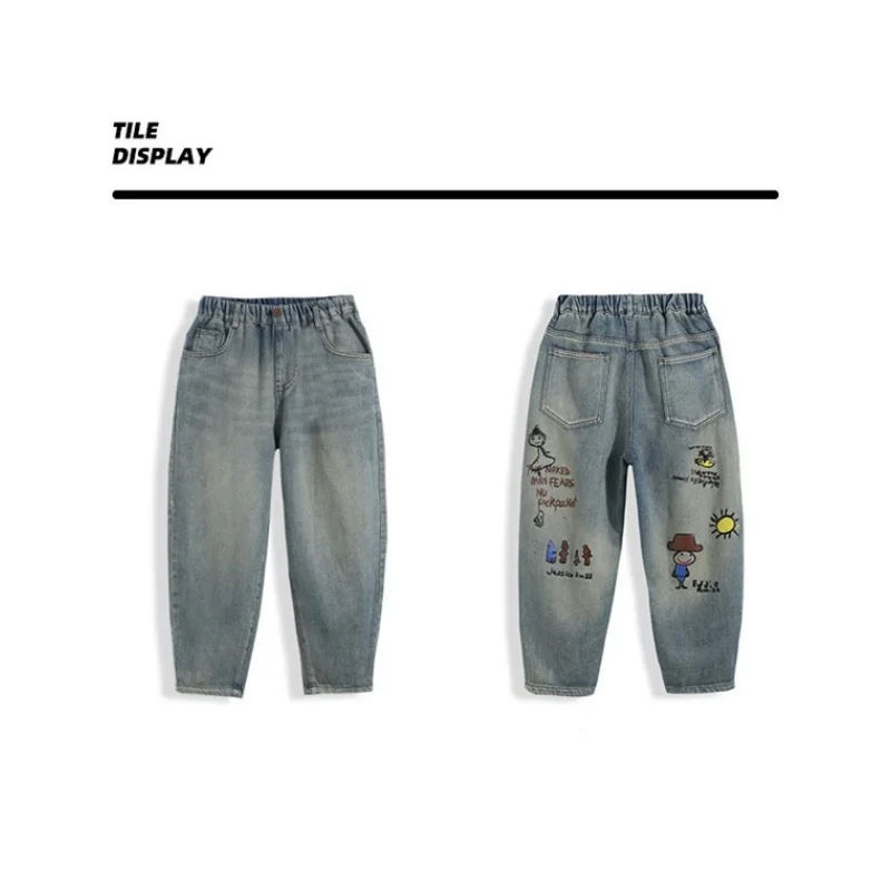 Niños usando los pantalones vaqueros