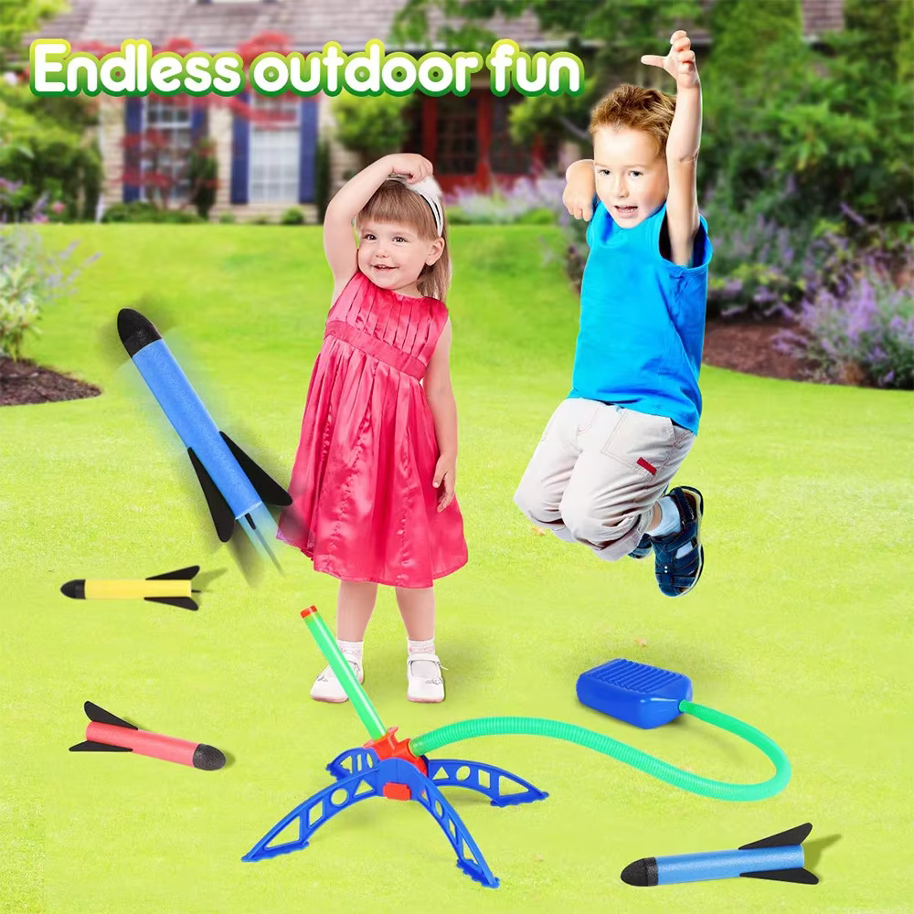 Cohete de juguete inflable para niños jugando al aire libre