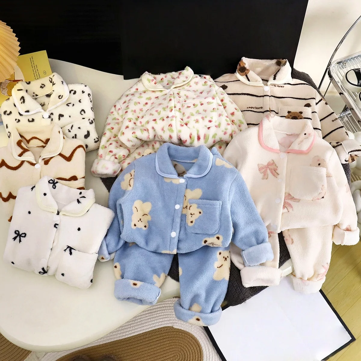 Niños con conjunto de franela y cárdigan
