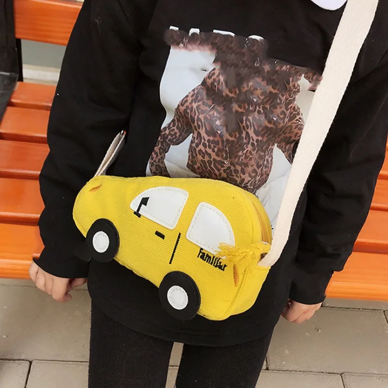 Bolso de hombro infantil en color verde con forma de vehículo