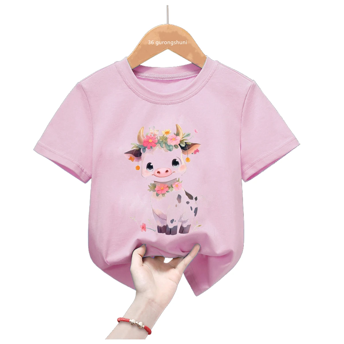 Camiseta rosa con ciervos y motivos de animales