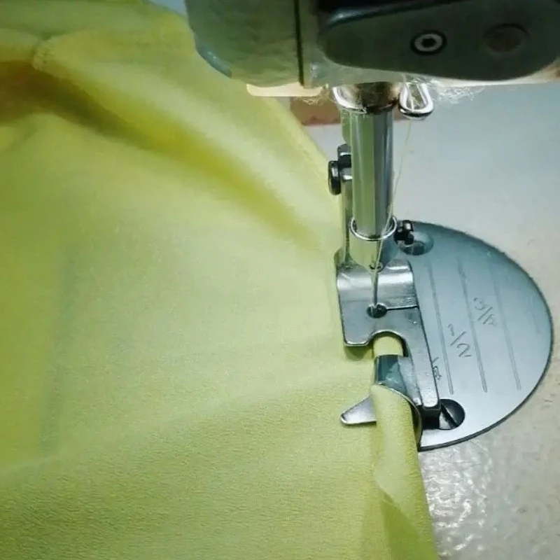 Pie prensatelas curvo para dobladillo de telas ligeras y gasa - imagen 3