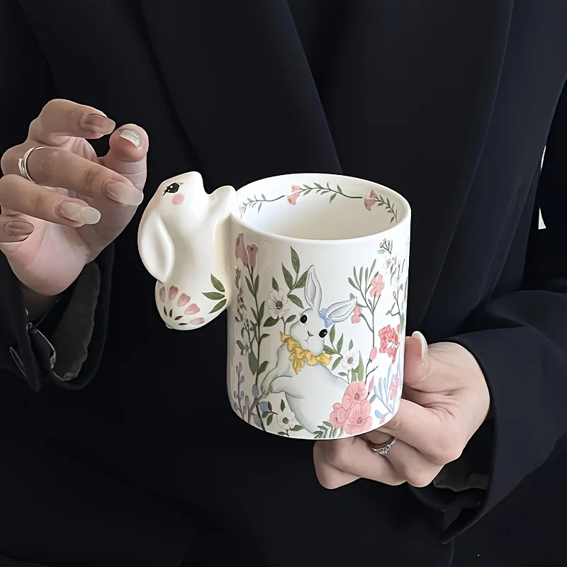 Taza cerámica con conejito de Pascua y flores primaverales tiernas - imagen 2
