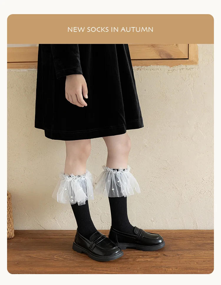 Niña usando calcetines princessa con atuendo primaveral
