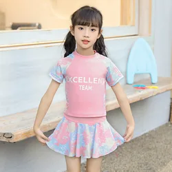 Bañador niña de dos piezas con falda y pantalón corto estilo princesa