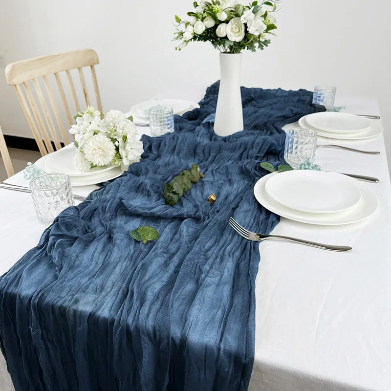 Decoración de mesa para cumpleaños con camino de gasa