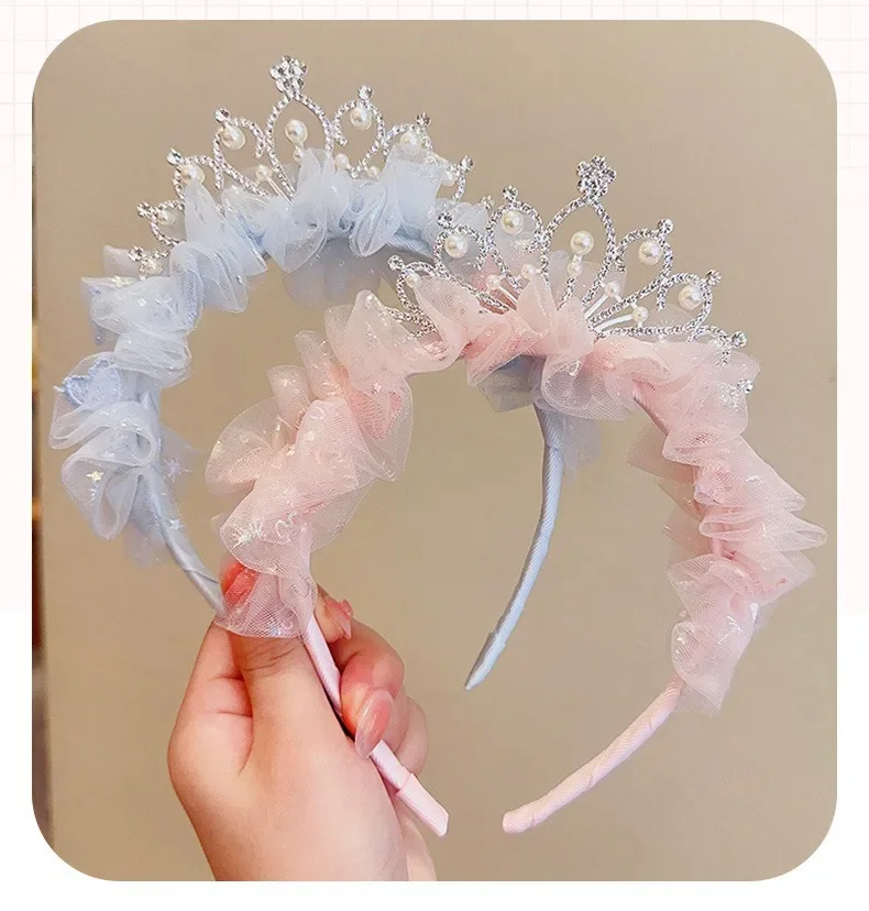 Detalle de encaje y decoración con diamantes de imitación