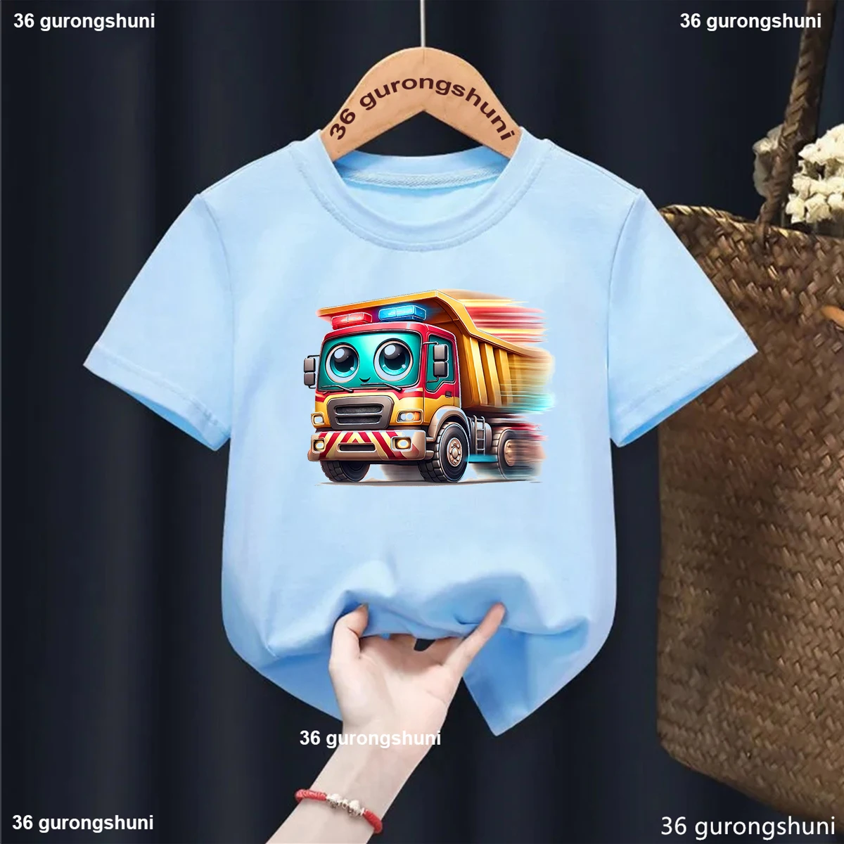 Camiseta blanca con estampado de excavadora