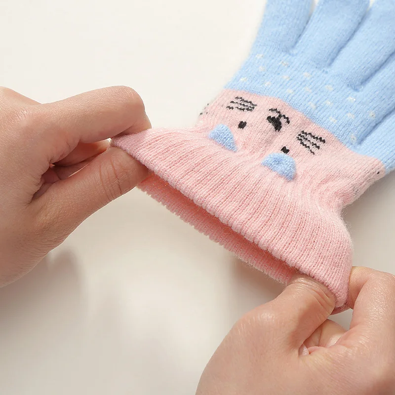 Guantitos de felpa con gatos para bebé – Cálidos y suaves