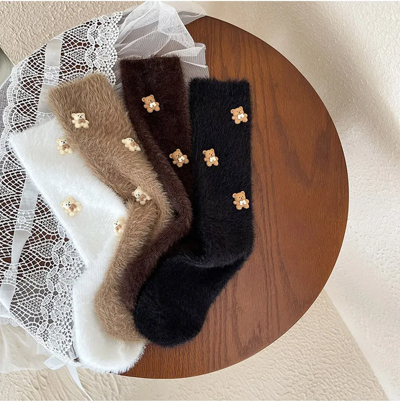 Vista del diseño tipo peluche y silueta holgada para invierno
