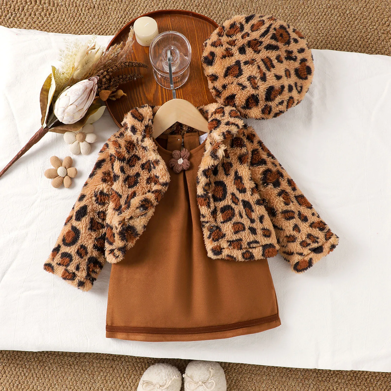 Abrigo polar para niña con estampado leopardo y vestido floral - imagen 3