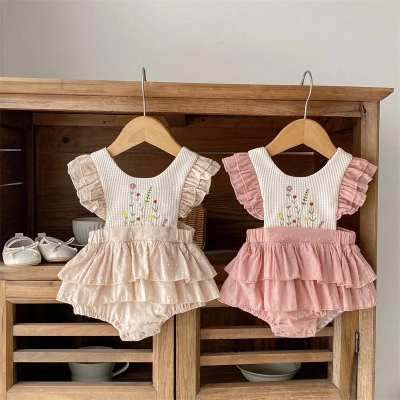Bordado floral vintage en tonos rosa y beige