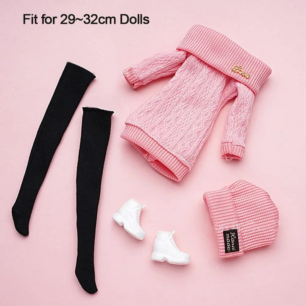 Detalle de suéter y pantalón para muñeca