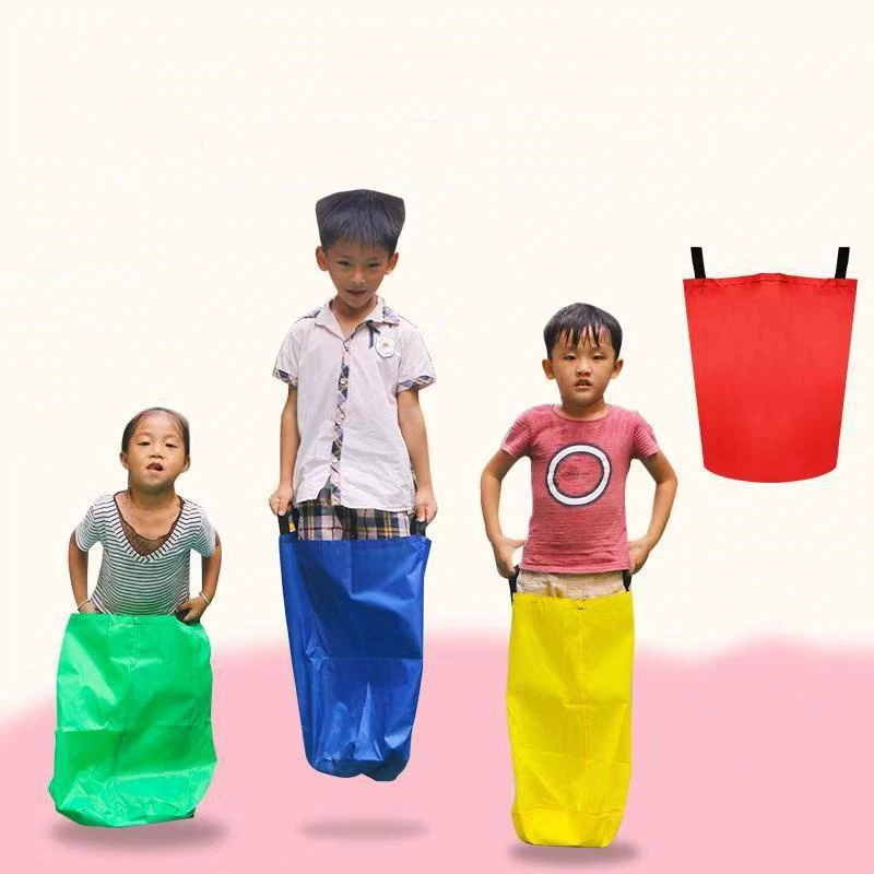 Adulto y niño usando la bolsa juntos
