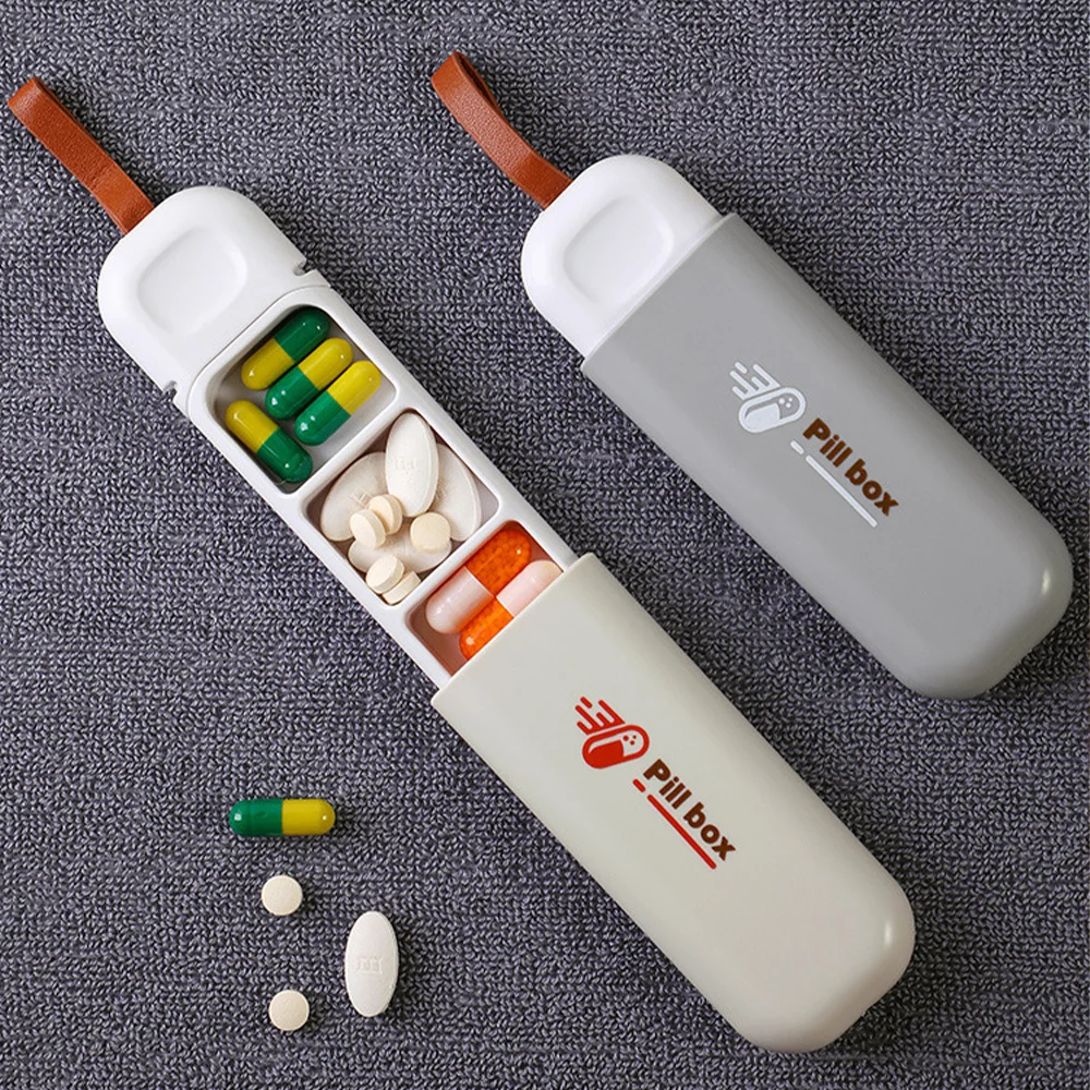 Pastillero nórdico con tapa abierta mostrando los tres compartimentos