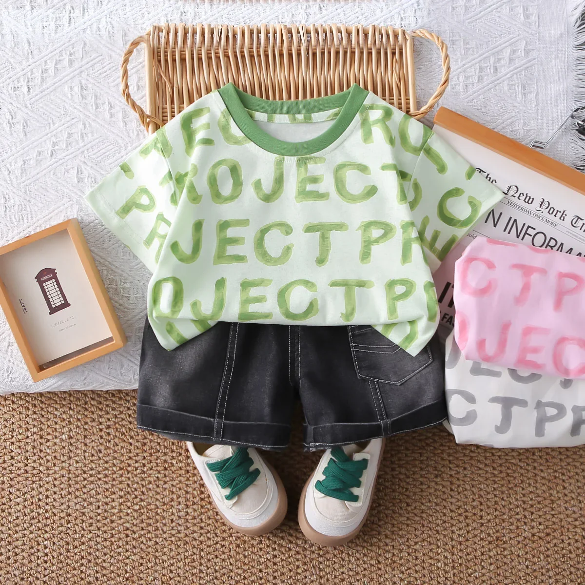 Conjunto de verano para niño con camiseta de letras y bermuda negra - imagen 3