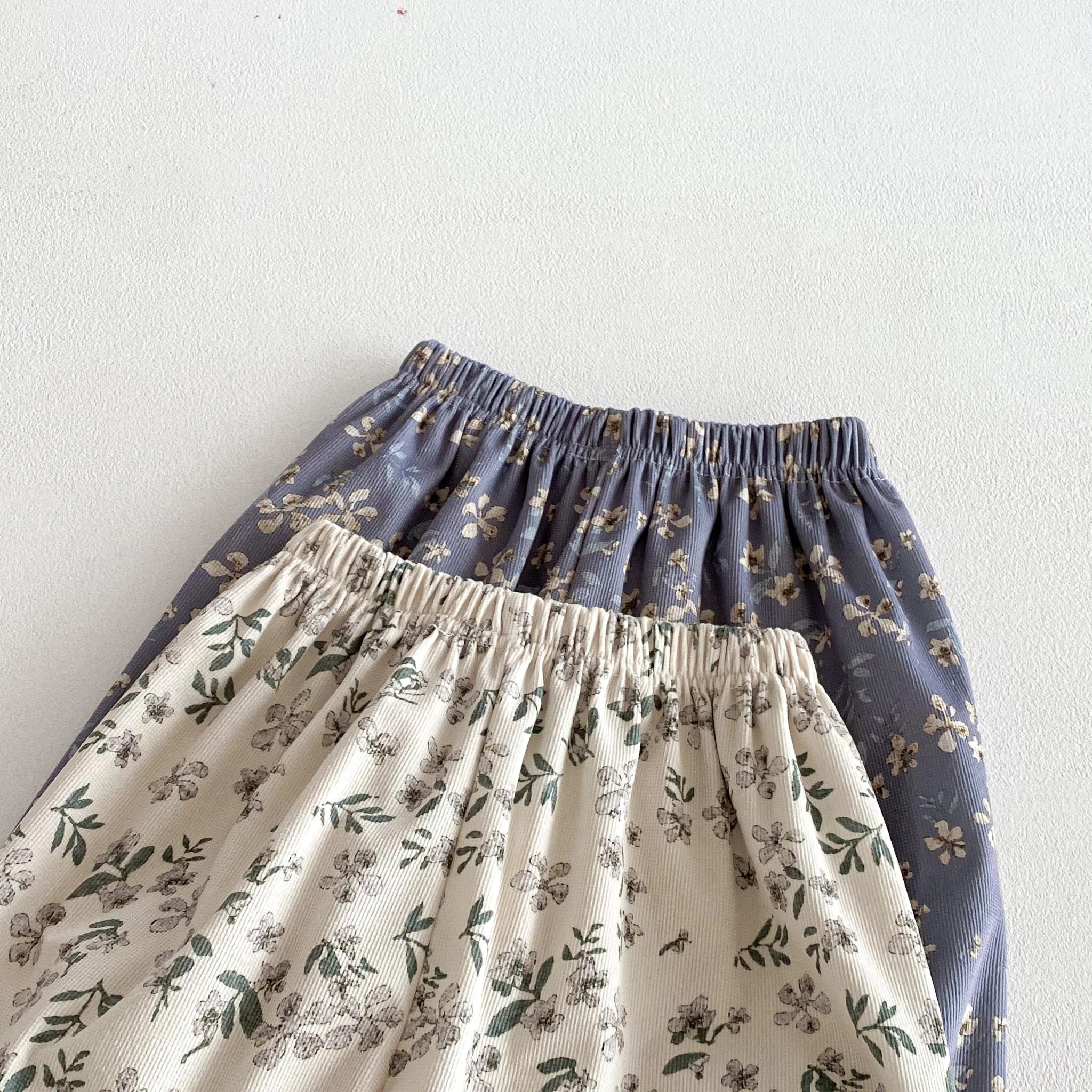 Pantalones florales sueltos para niña