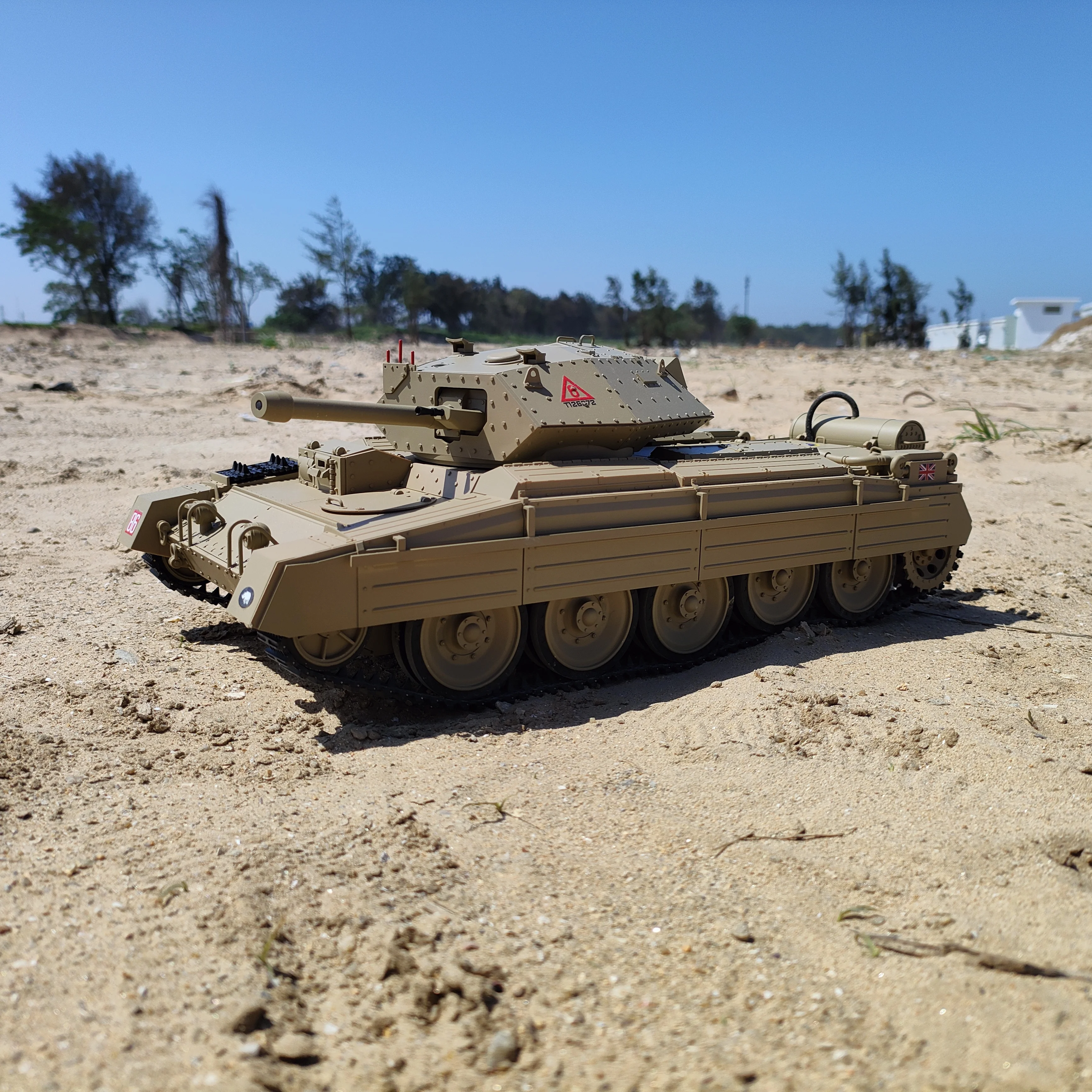 Detalle del tanque con luces y acabado militar