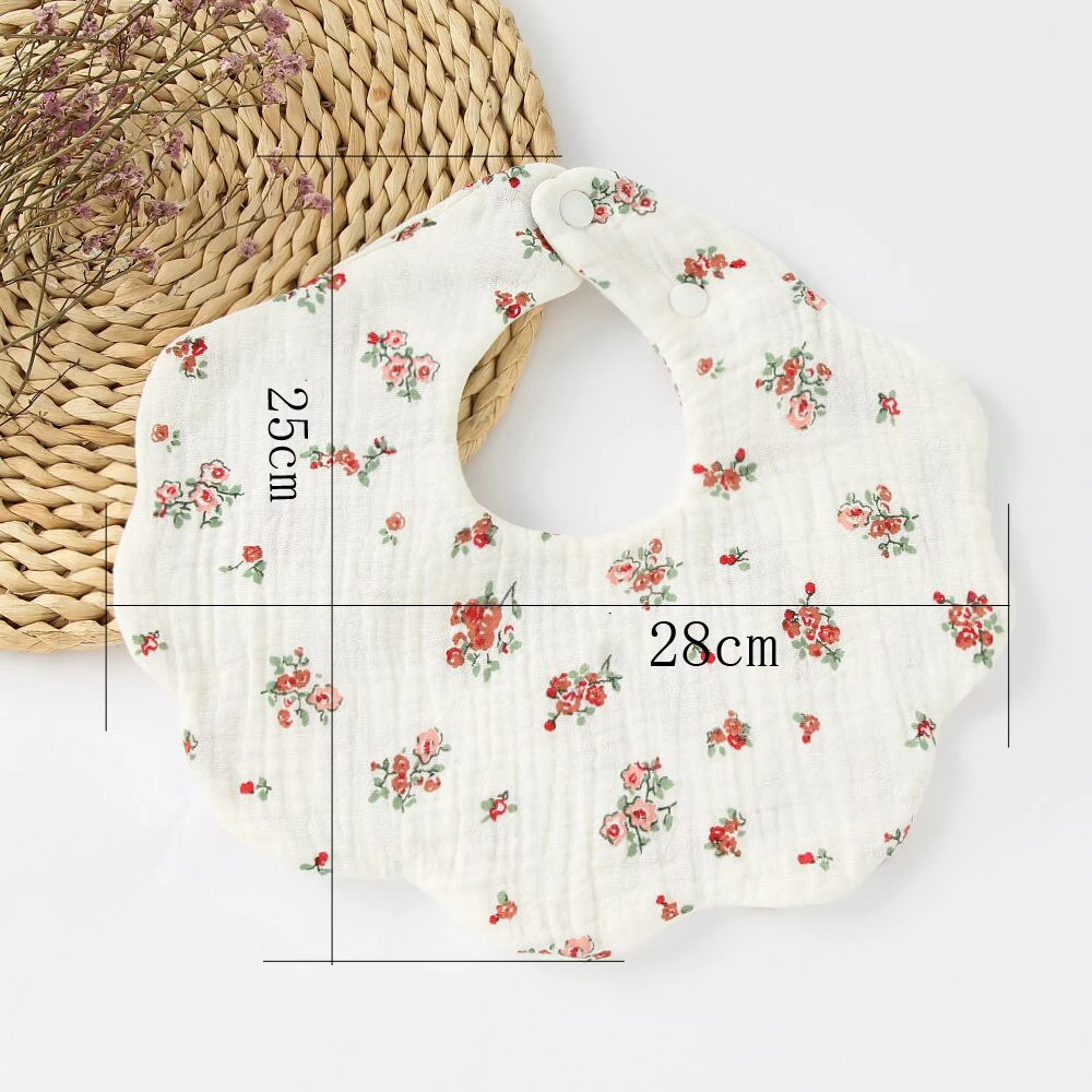 Detalle del diseño bandana del babero infantil