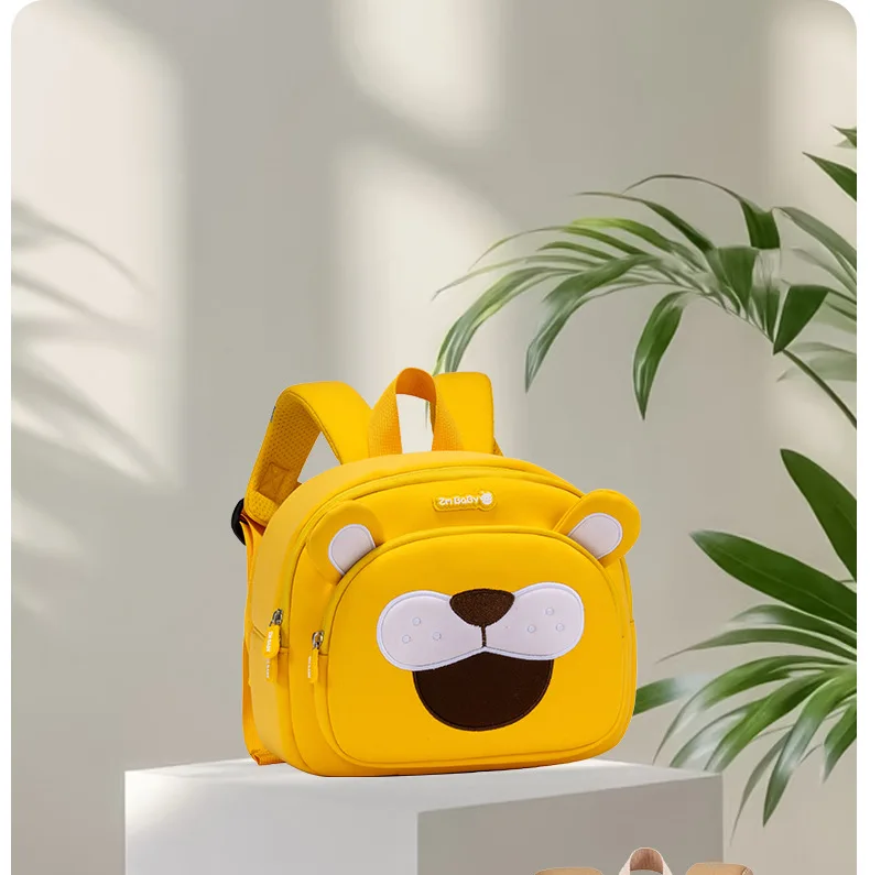 Vista trasera y lateral de la mochila infantil