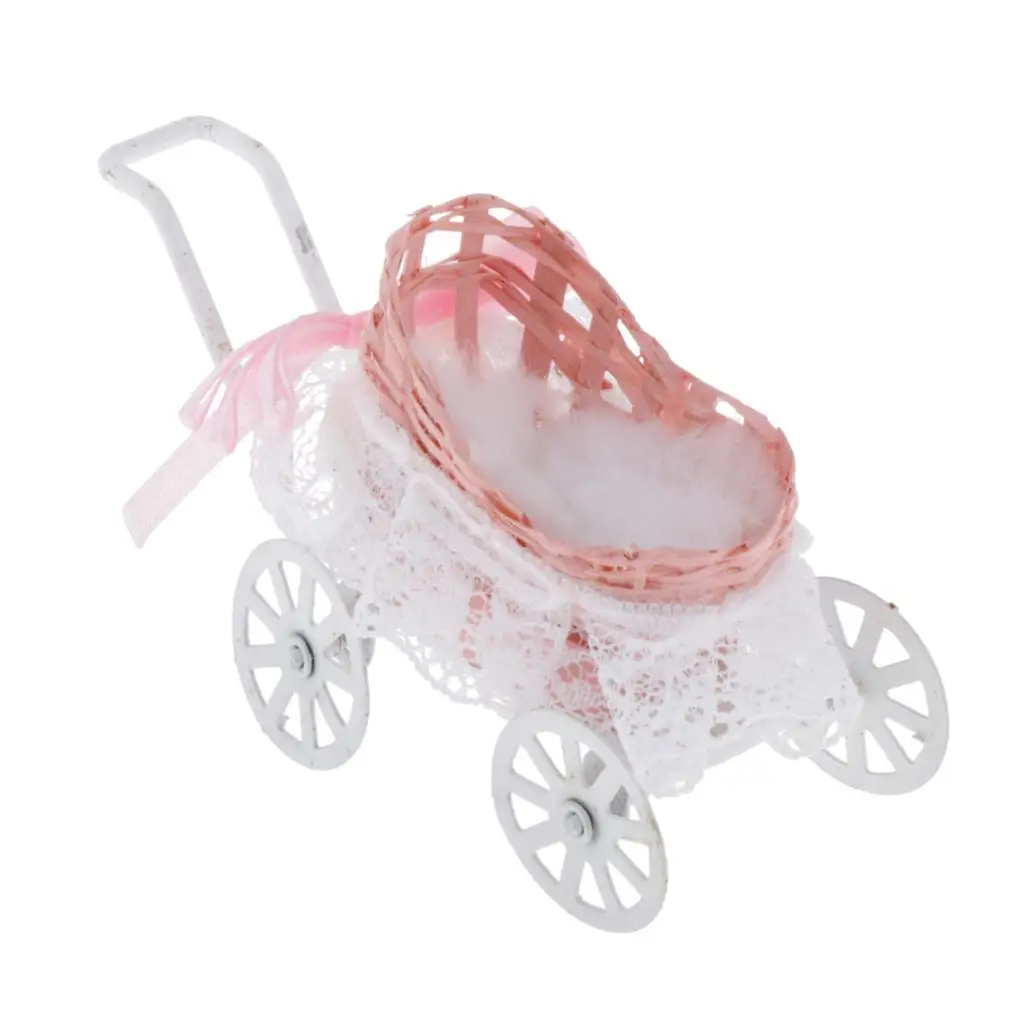 Cochecito en miniatura rosa con estructura metálica y detalle de tela