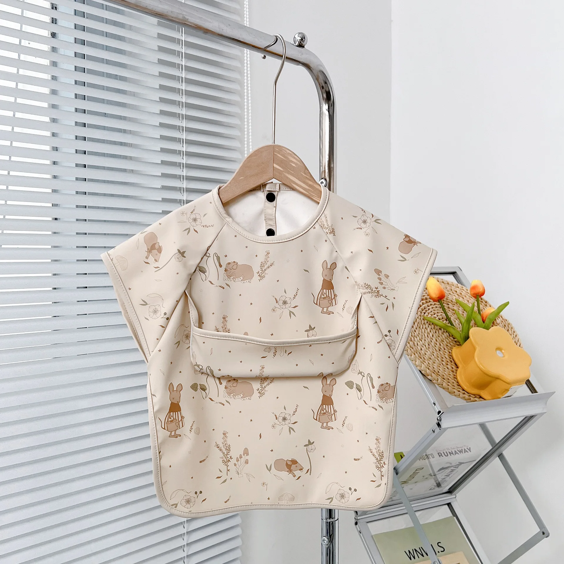 Babero impermeable tipo bata con estampado infantil para bebé