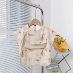 Babero impermeable tipo bata con estampado infantil para bebé