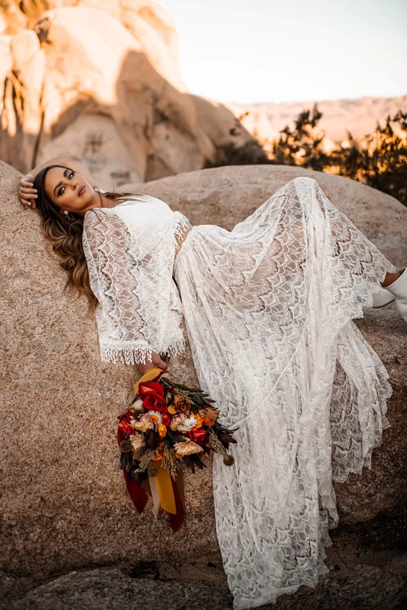 Mujer embarazada usando el vestido en sesión fotográfica