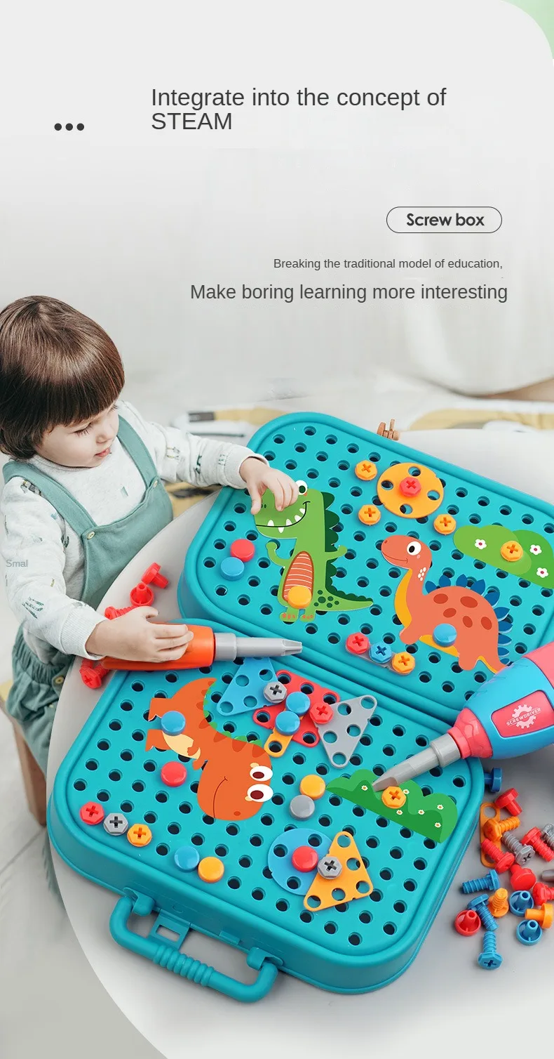 Niño mostrando una estructura ensamblada