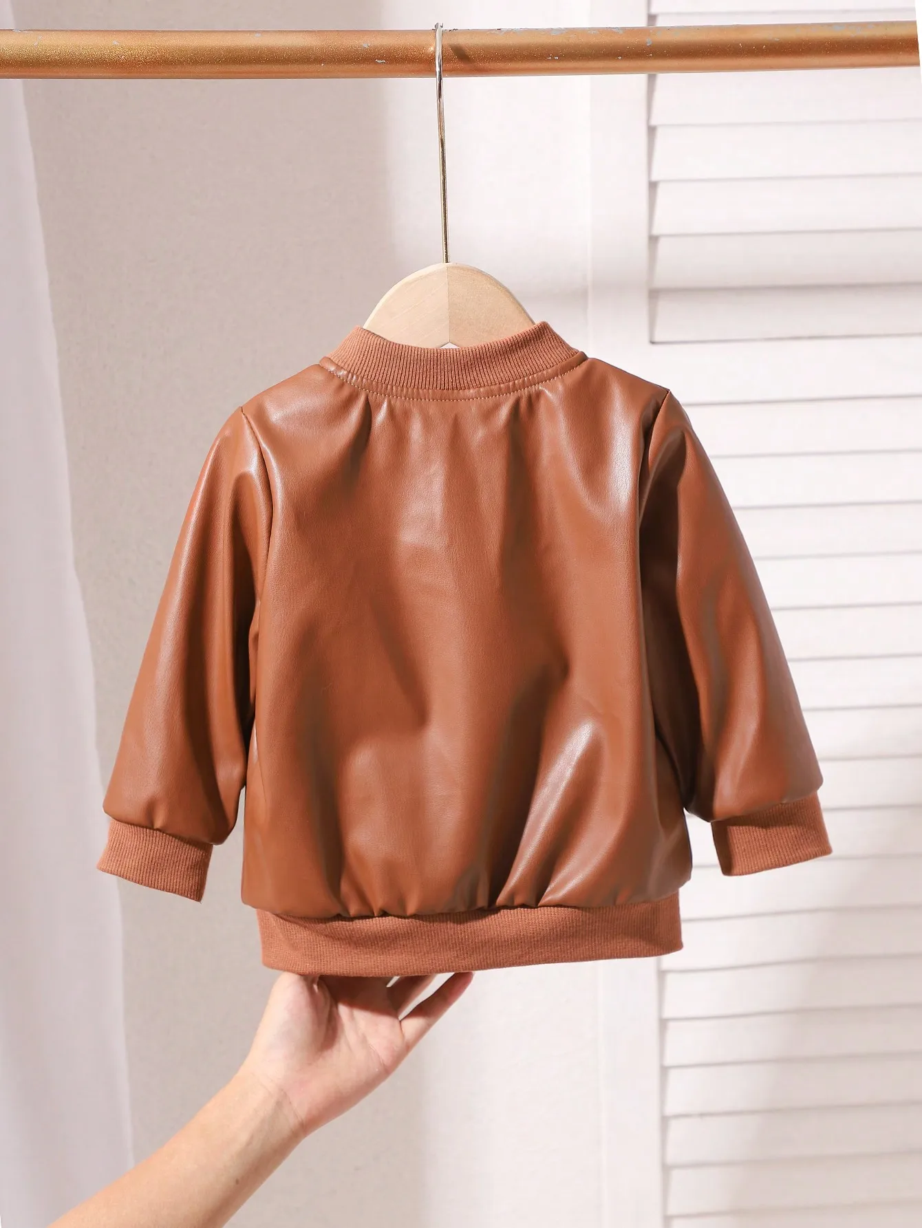 Detalle de la chaqueta de cuero de bebé