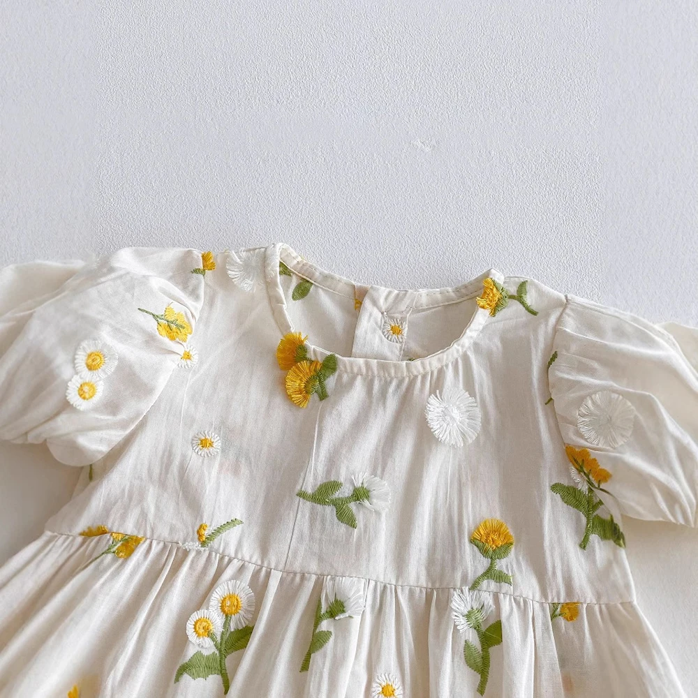 Mono corto de verano para niñas pequeñas con bordado de margaritas - imagen 2