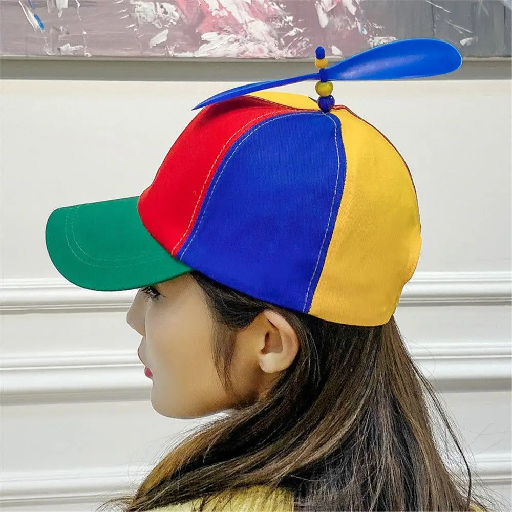 Gorra ajustada a un niño jugando en el parque