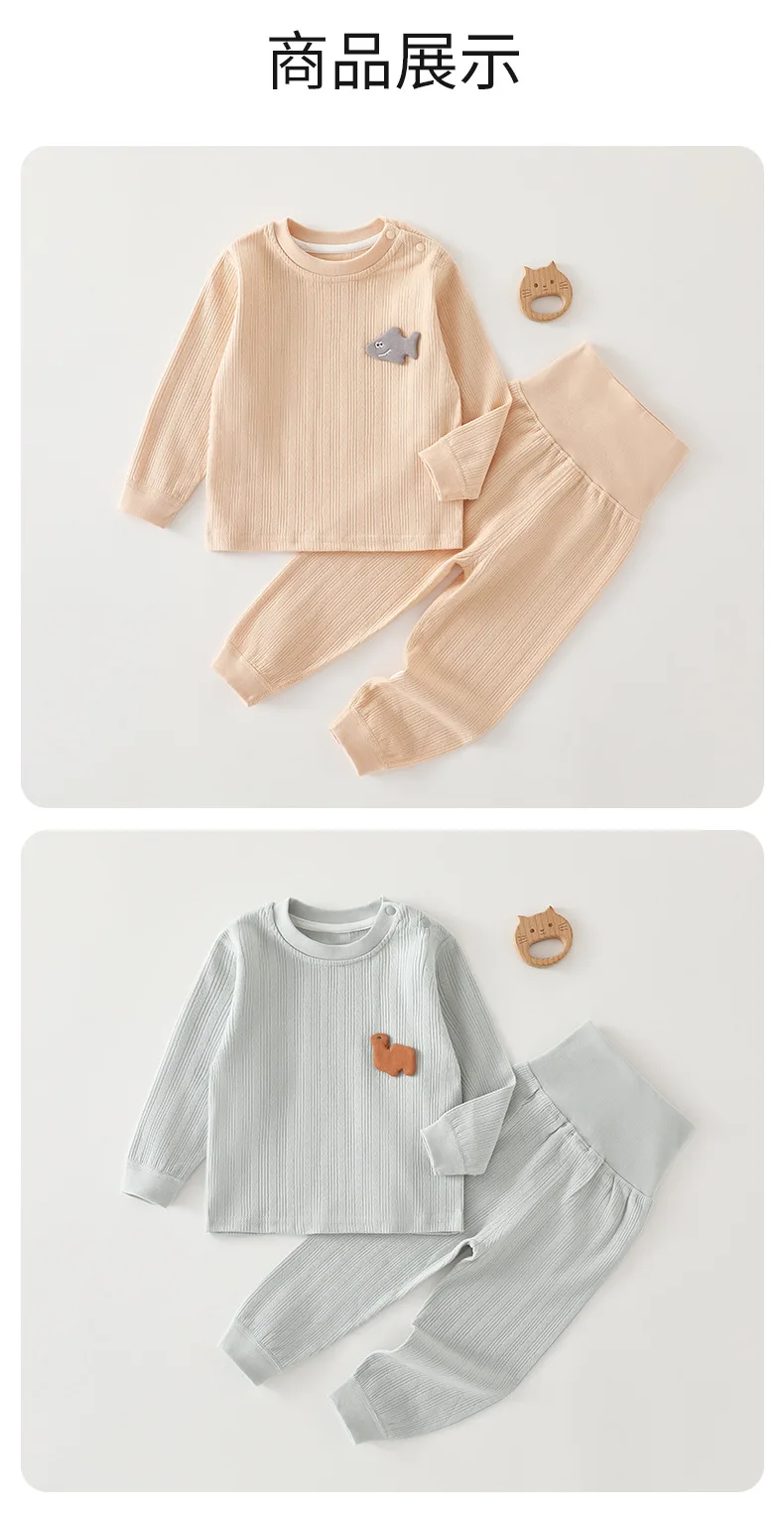 Niño y niña vistiendo conjunto de manga larga con estampado de osito y pantalón a juego