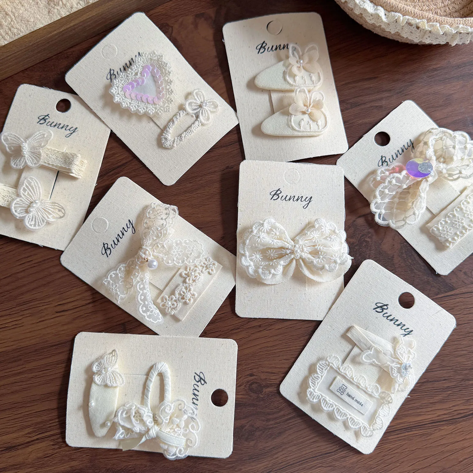 Horquilla infantil con lazo de encaje y applique de conejo en tono beige
