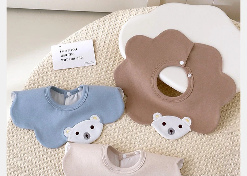 Baberos de estilo coreano con diseño en pétalos