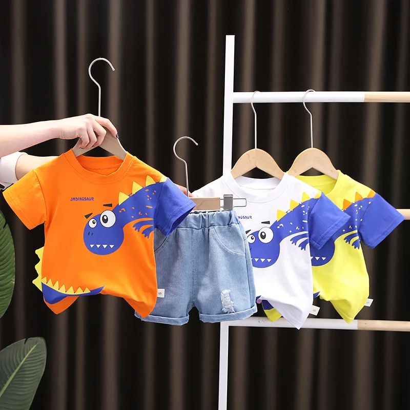 Vista del conjunto infantil de camiseta y shorts