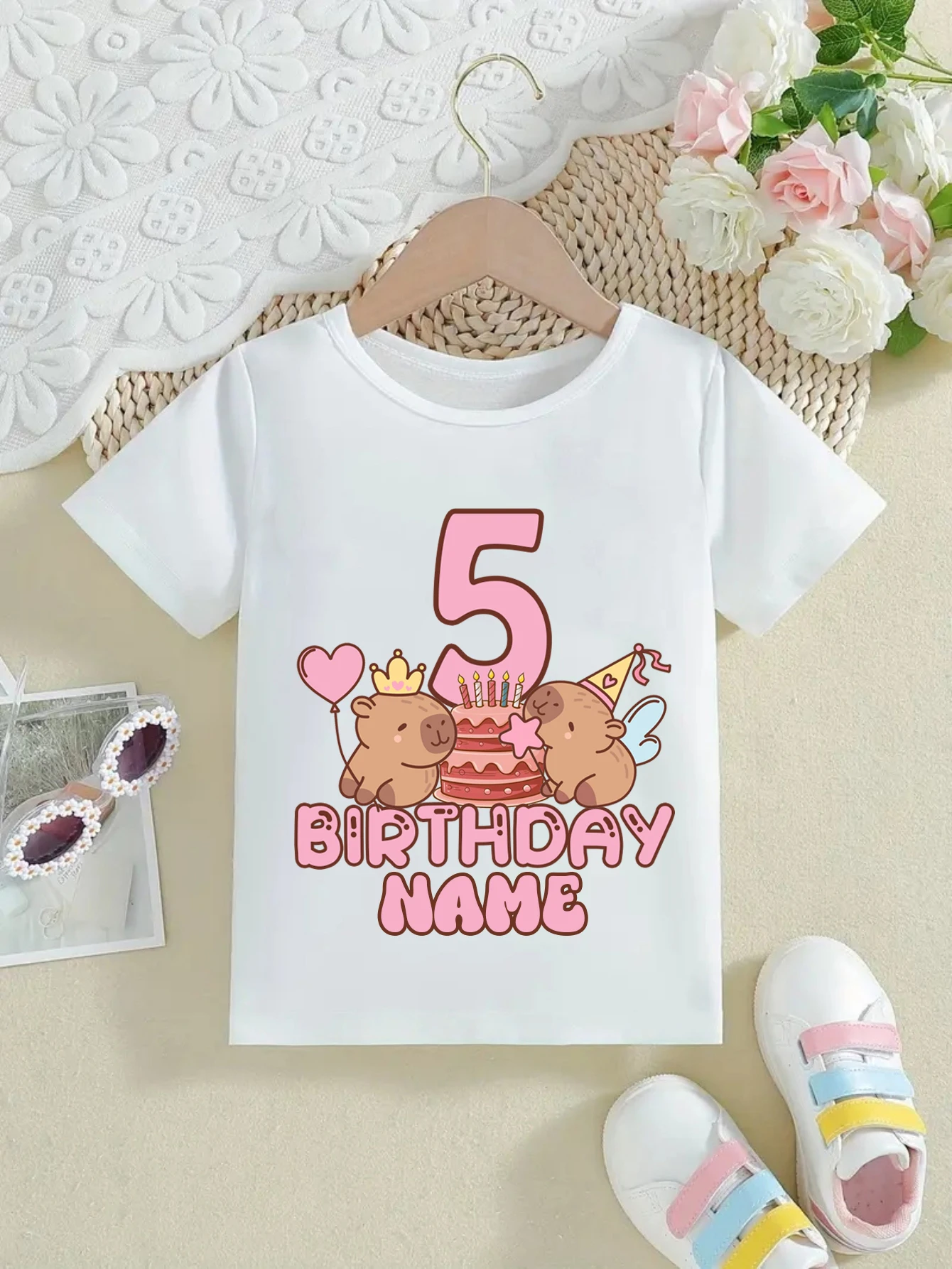 Camiseta blanca personalizada con nombre y princesa Magic Capybara - imagen 2