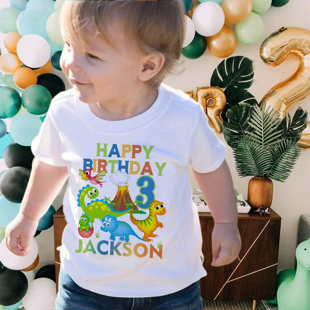 Camiseta personalizada de cumpleaños con dinosaurio y nombre - imagen 3