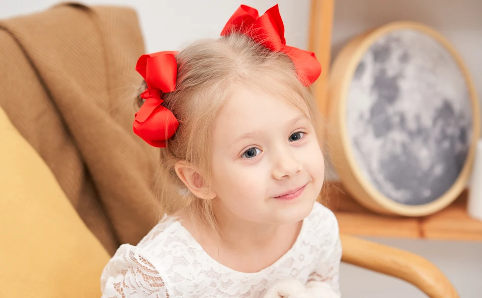 lazos y pinzas para el cabello de niña