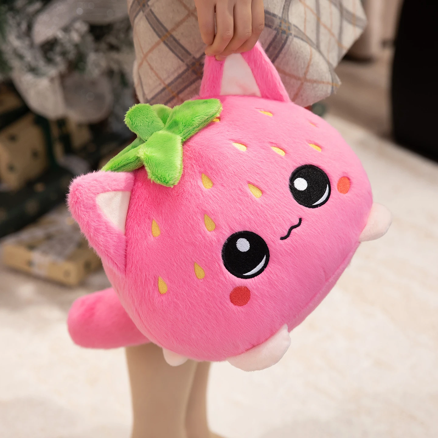 Almohada de peluche gato con fresa suave para habitación infantil - imagen 5