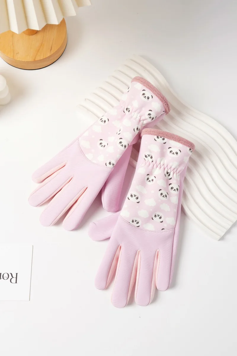 Detalle del diseño y tejido en guantes térmicos