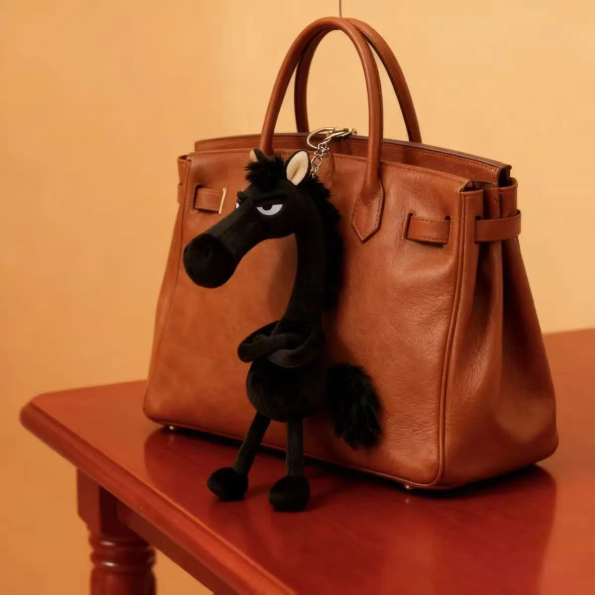 Llavero de caballo negro para mochila y llaves, estilo moderno - imagen 3