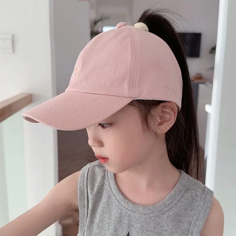 Gorra de béisbol para niñas con corazón y visera transpirable - imagen 4