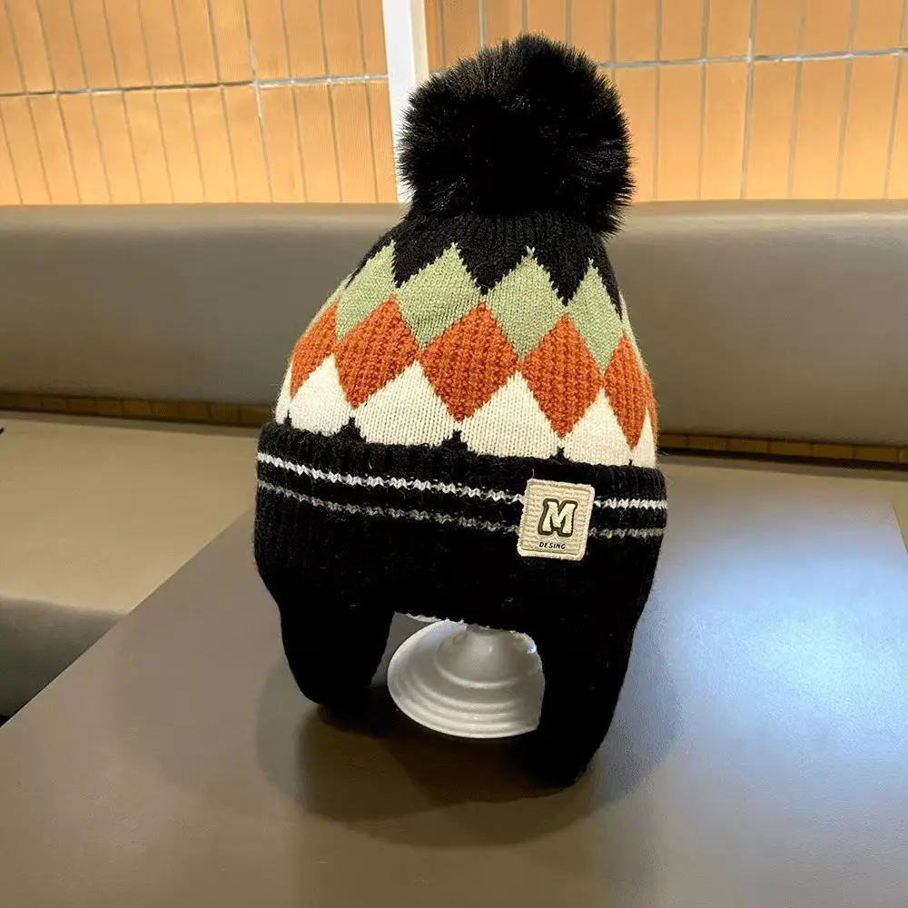 Gorro de invierno con orejeras en felpa y pompones cálidos cortaviento - imagen 3