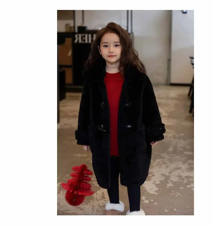 Detalle del forro polar cálido de la chaqueta infantil